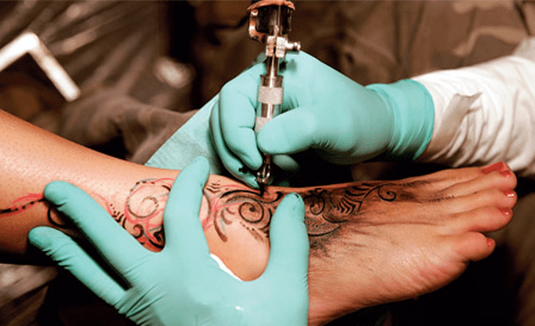 процесс выполнения татуировки